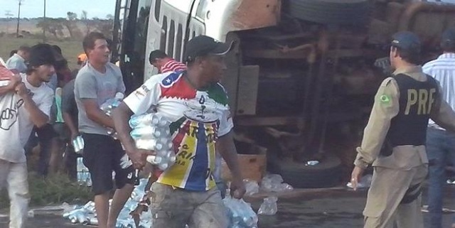 Depois do acidente, o trânsito ficou lento e o local tumultuado. (Foto: Jornal da Nova)