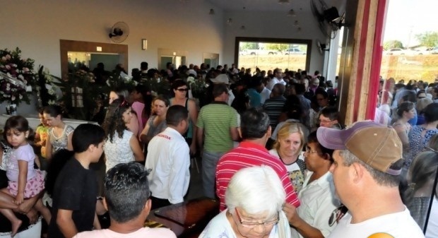 Grande quantidade de pessoas foram aos velórios e sepultamentos. (Foto: Almir Portela/Nova News)