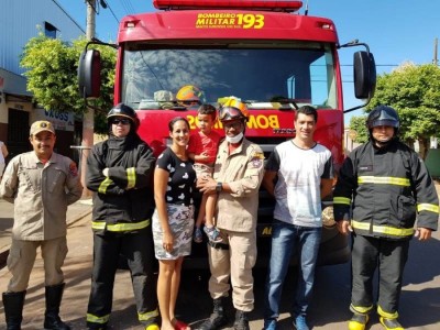 Corpo de Bombeiros de Nova Andradina faz surpresa especial para garotinho