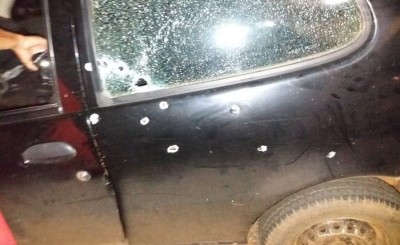 Casal tem carro ‘cravado’ de balas por pistoleiros na fronteira