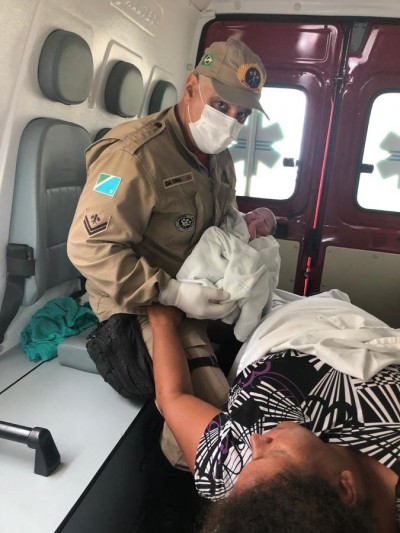 Nova Andradina: Com auxílio dos bombeiros, mulher dá à luz uma menina em meio à rodovia