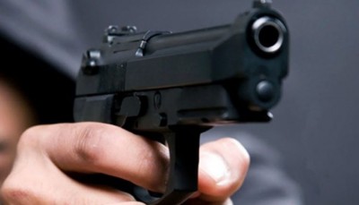 Durante assalto em frente a loja, bandido coloca arma na boca de mulher em Ponta Porã