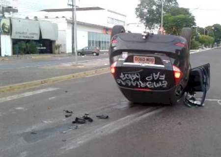 Ponta Porã: Estudante de medicina perde o controle da direção, bate em rotatória e capota veículo