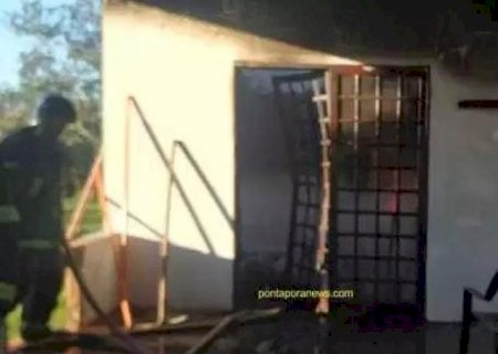 Ponta Porã: Casa é incendiada e bombeiros encontram mulher carbonizada