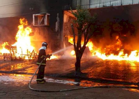 AGORA: Incêndio de grandes proporções atinge empresa em Nova Andradina