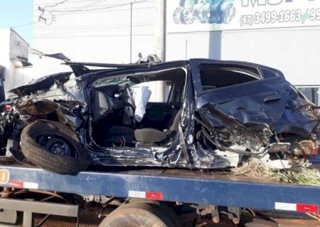 Dois ficam feridos depois de veículos colidirem e um capotar em Nova Andradina