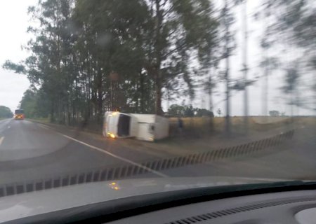 Ivinhema: Motorista perde controle de direção e caminhão tomba em Amandina