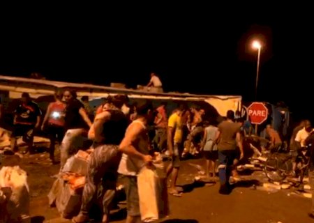 Carreta tomba na BR-267 e moradores saqueiam carga de salsicha em Nova Alvorada do Sul