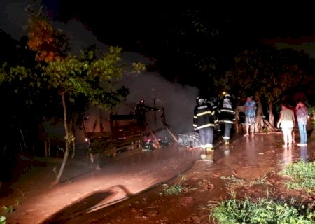 Idoso de 80 anos perde tudo em Incêndio que destruiu pequena casa em Ivinhema