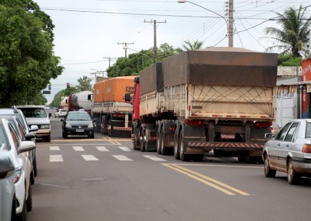 Nova Andradina - Com interdição do anel viário, tráfego de veículos pesados fica intenso na Avenida Ivinhema