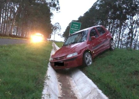 Celta cai em valeta na rodovia MS-134, em Nova Andradina
