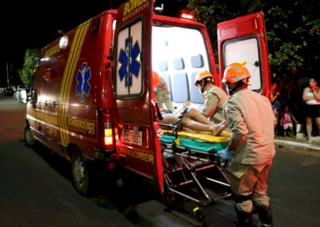 Adolescentes ficam feridos após queda de moto em Ivinhema