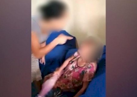 VÍDEO: Idosa de 82 anos apanha da nora enquanto filho filma agressão em MS