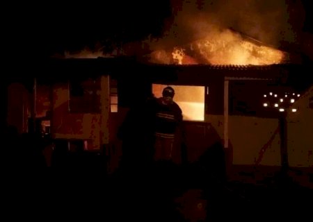Inquilino incendeia casa de moradora após discussão em Nova Andradina