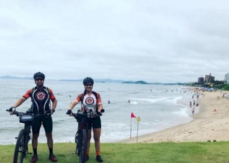Casal de MS para carro no caminho e pedala 750 km para chegar à praia de bike