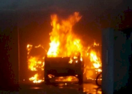 Uno pega fogo dentro de garagem e fica destruído em Nova Andradina