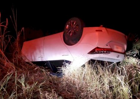 Carro de médica capota e deixa três pessoas feridas entre Deodápolis e Ivinhema