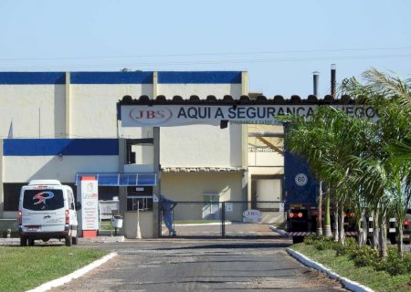 Nova Andradina: JBS retoma atividades abatendo 520 bois