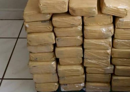 Traficante tenta fugir na contramão, bate carro e acaba preso com maconha