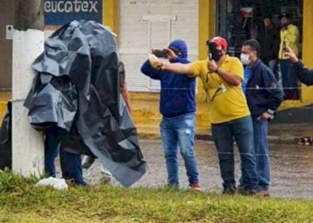 Homem que se acorrentou em poste entra no Paraguai e vai para quarentena