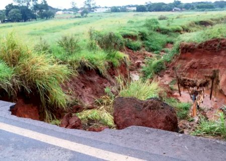 Chuva amplia erosão e interdita trecho de rodovia BR-376 em Ivinhema