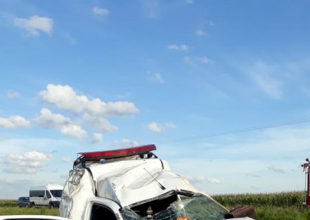 Motorista saí ileso de acidente com ambulância em Amambai