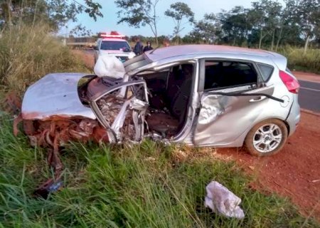 Colis&atilde;o entre carro e carreta deixa motorista gravemente ferido em Ivinhema