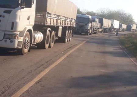 Com fronteira fechada, caminhoneiros chegam ao 3&ordm; dia sem comida e banheiro
