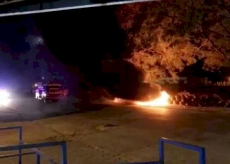 Centenas de pneus s&atilde;o incendiados em bloqueio contra a covid-19