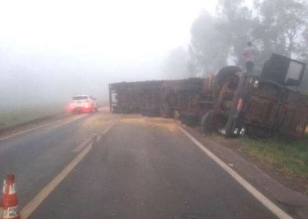 Motorista perde controle de dire&ccedil;&atilde;o e tomba carreta na BR-376 em Ivinhema