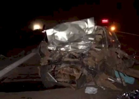 Oito pessoas morrem após colisão entre belina e carreta na BR-267