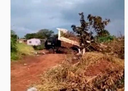 Em Deodápolis, Prefeito diz que acabou com lixão, mas moradora desmente em vídeo no Jardim América