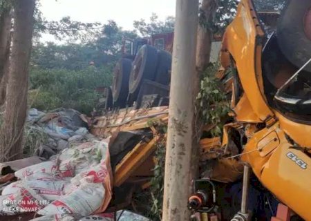 Duas pessoas morrem após caminhão capotar em acidente em Ivinhema na BR-376
