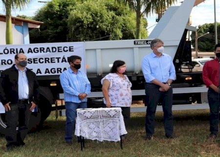 Governo de MS entrega caminhão para Associação dos Avicultores de Glória de Dourados