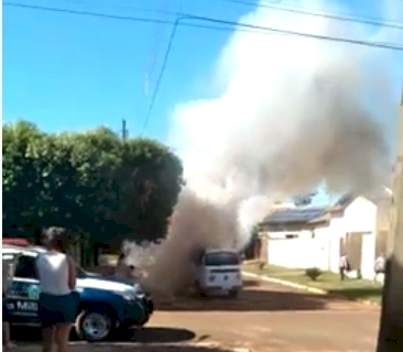 Em Deodápolis, Kombi pega fogo. (VEJA O VÍDEO)
