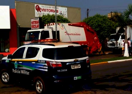 Durante o trabalho, gari fica prensado entre dois caminhões em Ivinhema