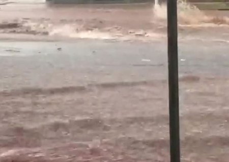 Em Ivinhema, temporal transforma ruas em \'rios\' e morador é arrastado por enxurrada