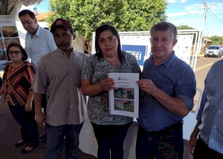 Emoção marca entrega de lotes urbanizados para 50 famílias em Jateí