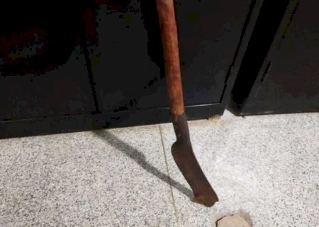 Por ciúmes, homem bate em amigo com foice e espanca esposa em Deodápolis