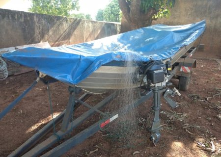 Em Deodápolis, no Rio Dourados, PMA prende e autua em R$ 1,4 mil infratores pescando com de rede e apreende barco, motor e petrecho ilegal