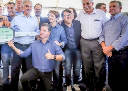 Prefeito Eraldo recebe equipamentos para fortalecer agricultura familiar em Jateí