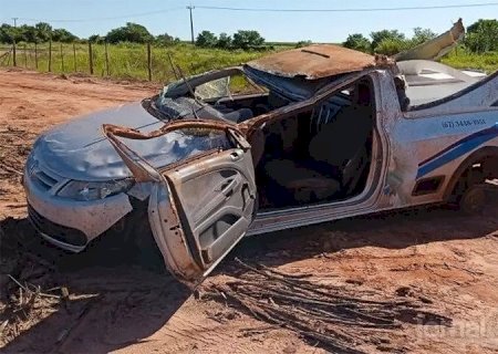 Carro de funerária de Deodápolis fica destruído após desviar de animal e capotar entre Naviraí e Ivinhema