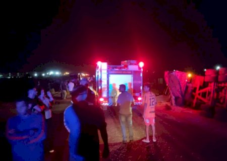 Casal morre em acidente entre carreta e moto na BR-376 em Ivinhema