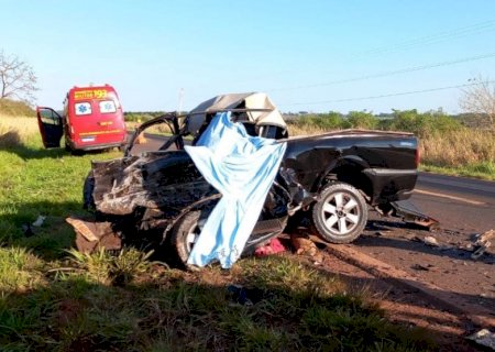 Jovem morre em batida entre carro e carreta entre Ivinhema e Deodápolis