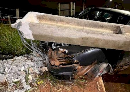 B&ecirc;bado, homem &eacute; preso ap&oacute;s perder controle de carro e derrubar poste em Ivinhema