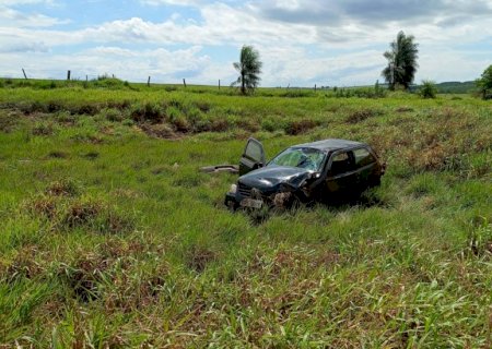 Em Ivinhema, carros aquaplanam durante chuva e um deles fica destruído após capotar na MS-141