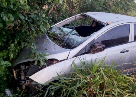 Motorista perde controle de carro, invade vegetação e duas pessoas ficam feridas em Angélica