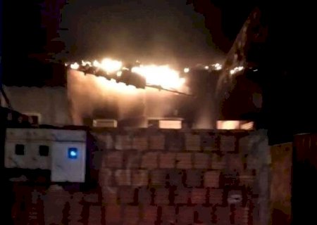 Homem espanca morador, invade e ateia fogo em quitinete em Angélica