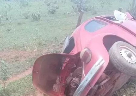 Durante capotagem, motorista é arremessado e morre esmagado por Fusca em MS