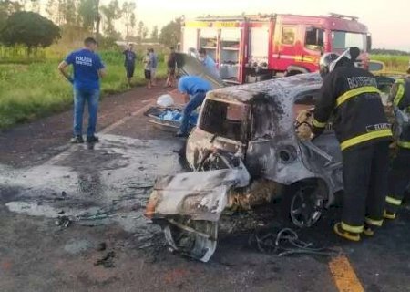 Carro pega fogo ap&oacute;s colis&atilde;o com caminh&atilde;o e motorista morre carbonizado em Nova Andradina na MS-134
